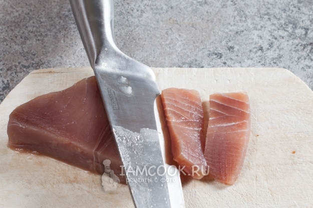 Порезать тунца