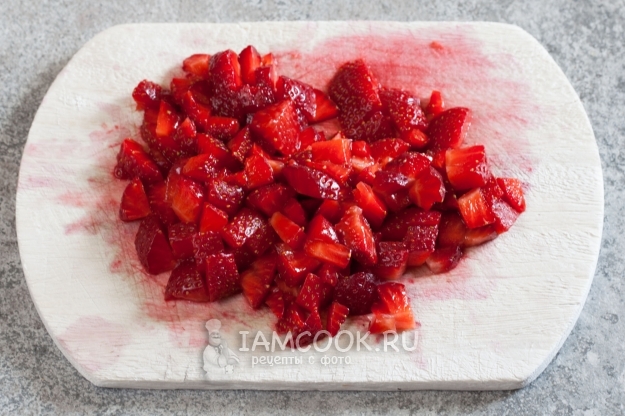 Порезать клубнику