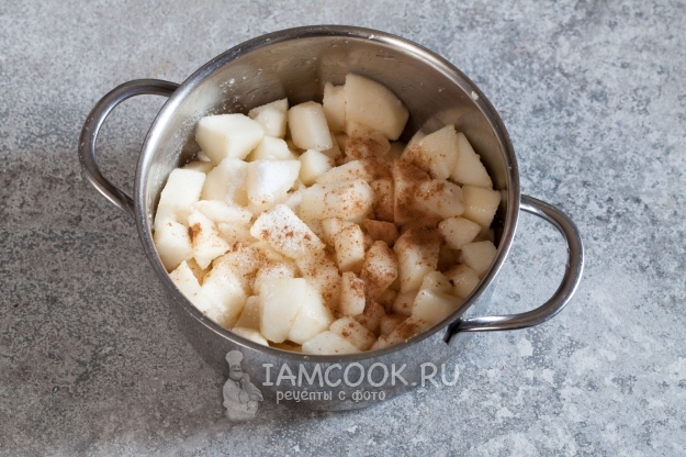 Всыпать сахар и корицу