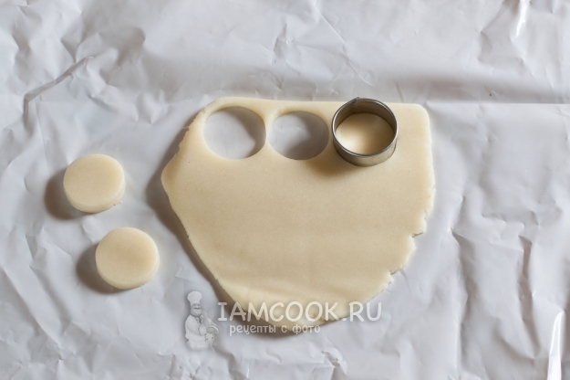 Вырезать из марципана кружочки