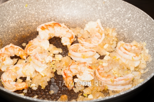 Положить креветки