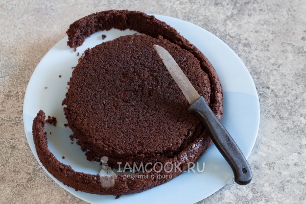 Обрезать края коржа