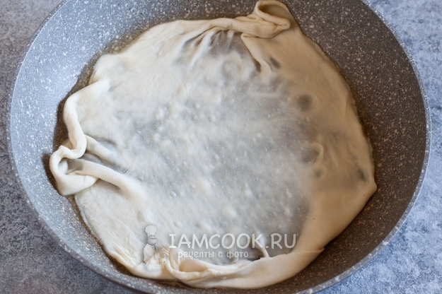 Положить тесто на сковороду