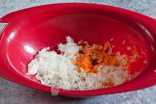 Измельчить лук и морковь