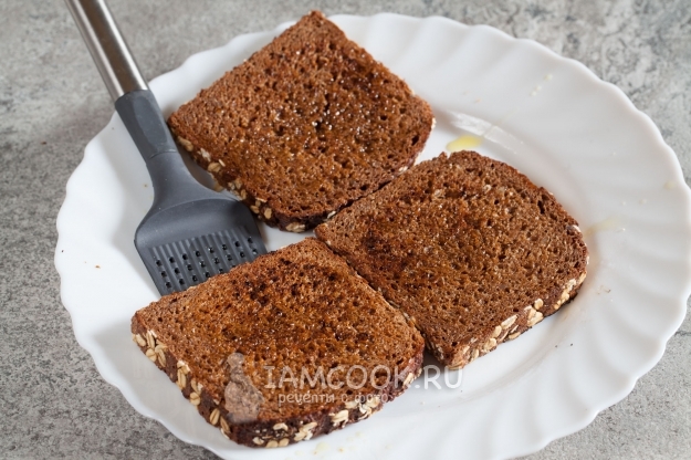 Смазать хлеб маслом