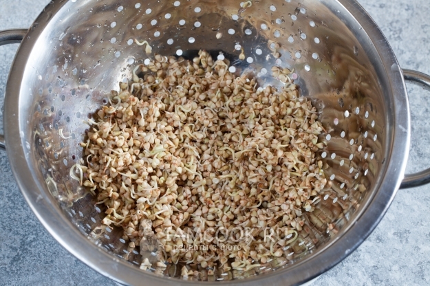 Промыть пророщенную гречку