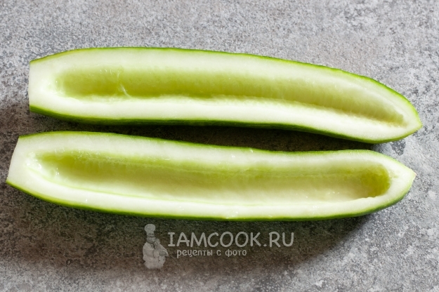 Выскабливаем семена из огурца