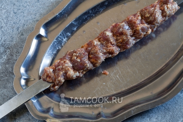 Придать заготовке из фарша форму