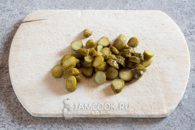 Нарезать соленые огурцы