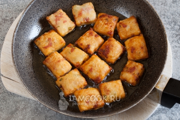 Пожарить заготовки из теста