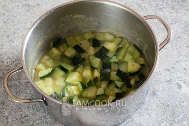 Положить в бульон кабачки