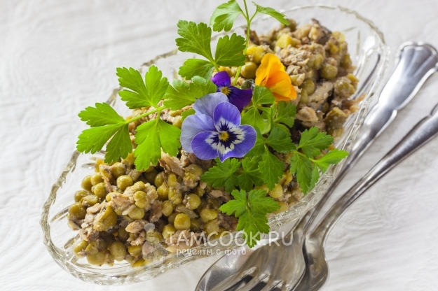 Рецепт салата со шпротами и горошком