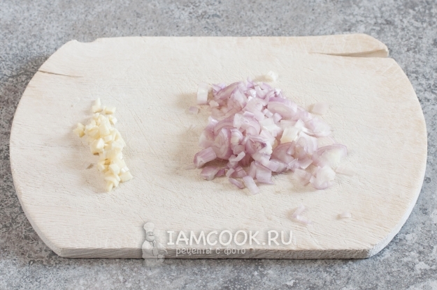 Порезать лук и чеснок