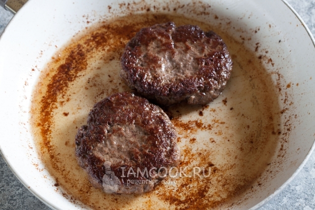 Пожарить котлеты