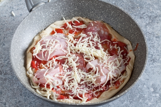 Положить колбасу и сыр