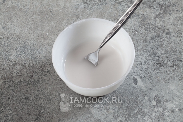 Влить к сахарной пудре воду