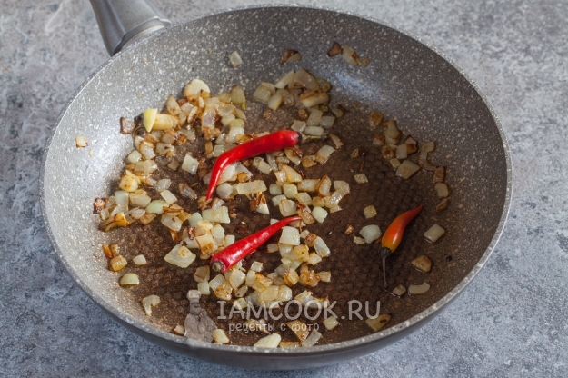 Положить перец к луку