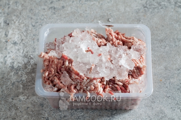 Положить на фарш лед