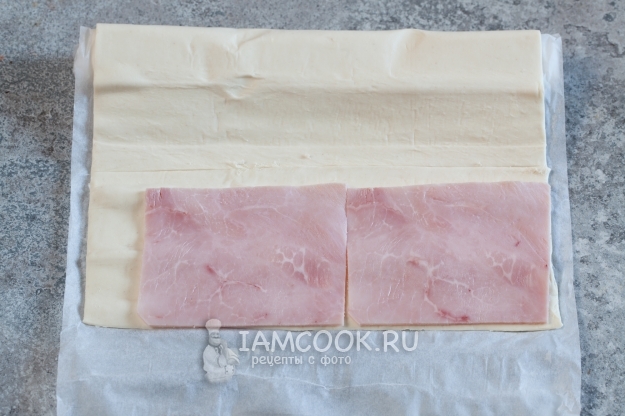 Положить ветчину на тесто