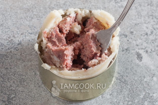 Достать тушенку