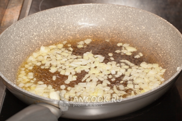 Обжарить лук