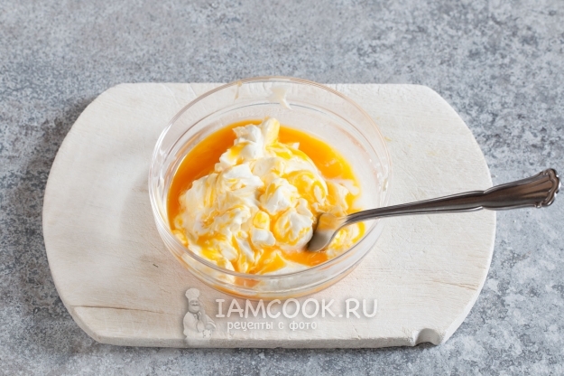 Соединить желтки и крем-фреш