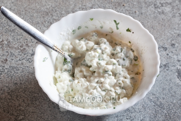 Соединить творог с зеленью