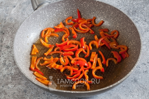 Обжарить перец