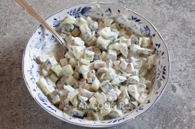 Рецепт салата с селедкой и огурцами (свежим и маринованным)