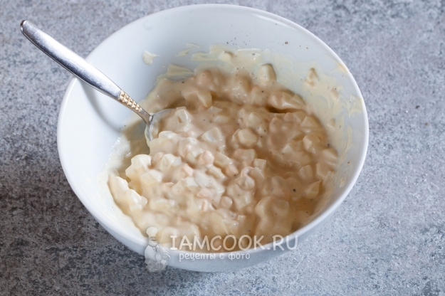 Соединить яйца со сметаной и майонезом