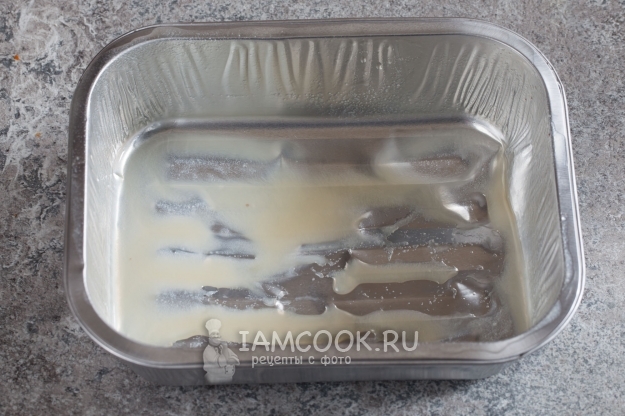 Смазать форму жиром