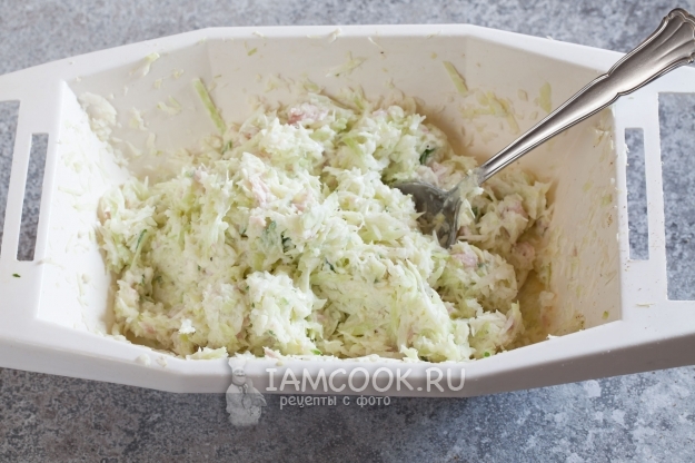 Рецепт салата с белокочанной капустой, ветчиной и сухариками