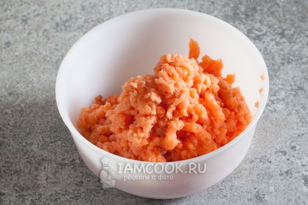 Перекрутить лососину на мясорубке