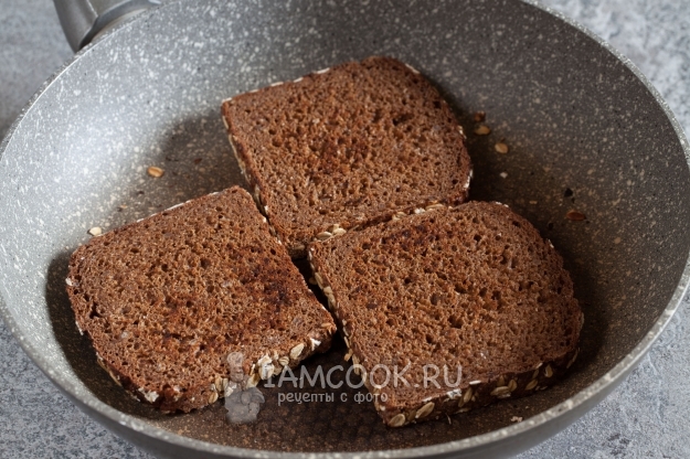 Обжарить хлеб