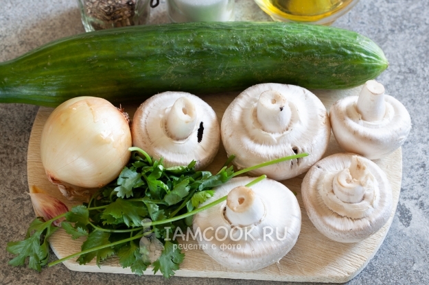 Ингредиенты для жареных огурцов с грибами