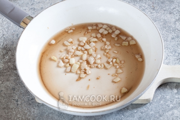 Обжарить лук