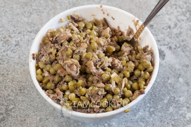 Соединить шпроты, огурцы и горошек