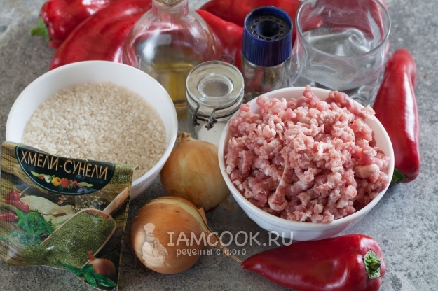 Ингредиенты для перца, фаршированного мясом и рисом, на сковороде