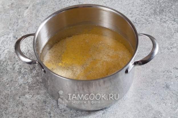 Положить в воду рис