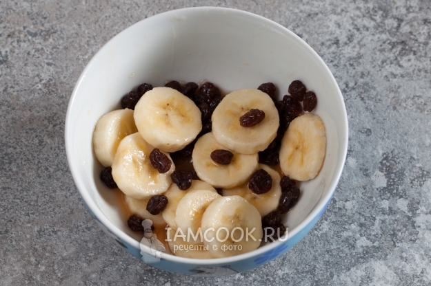 Полить банан и изюм соком