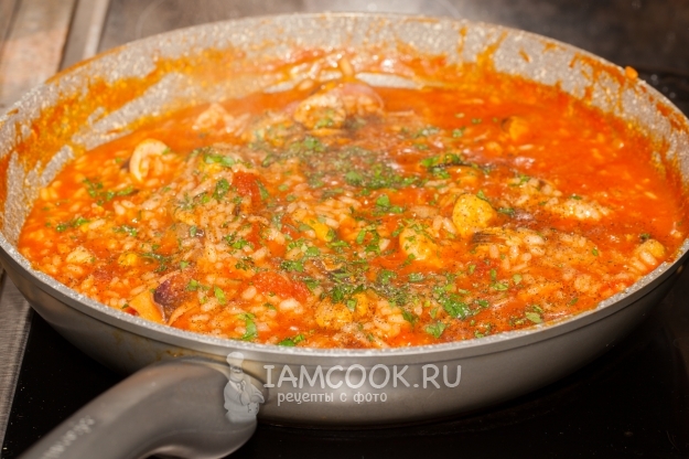 Всыпать специи и зелень