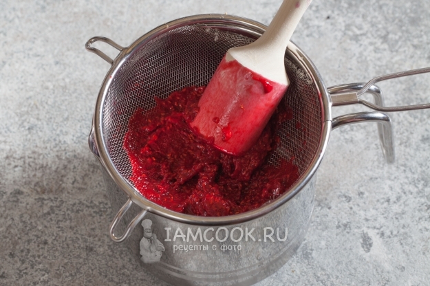 Протереть малину через сито