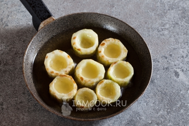Обжарить огурцы