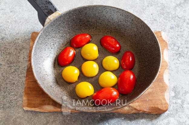 Положить на сковороду помидоры