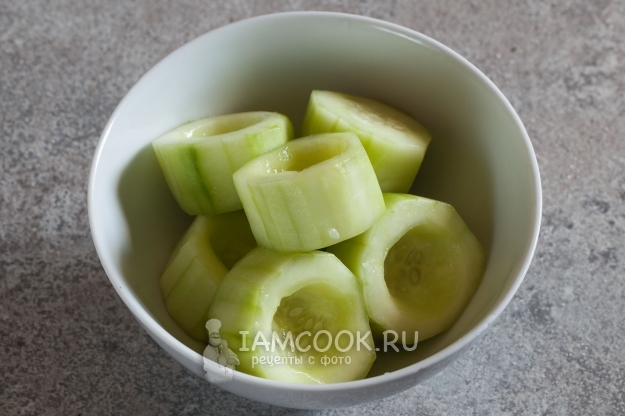 Посолить огурцы