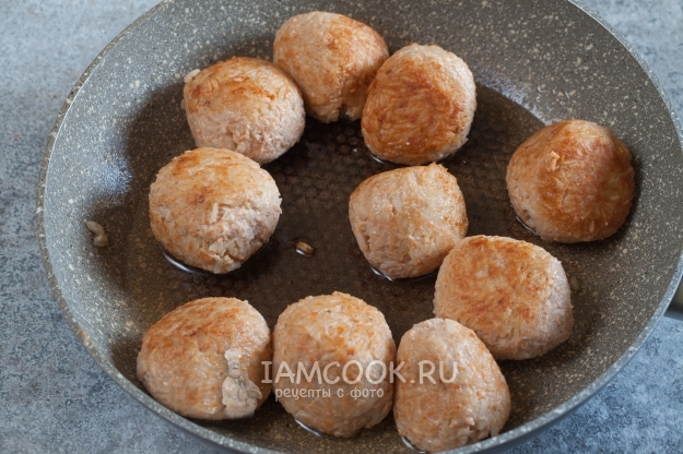 Обжарить заготовки