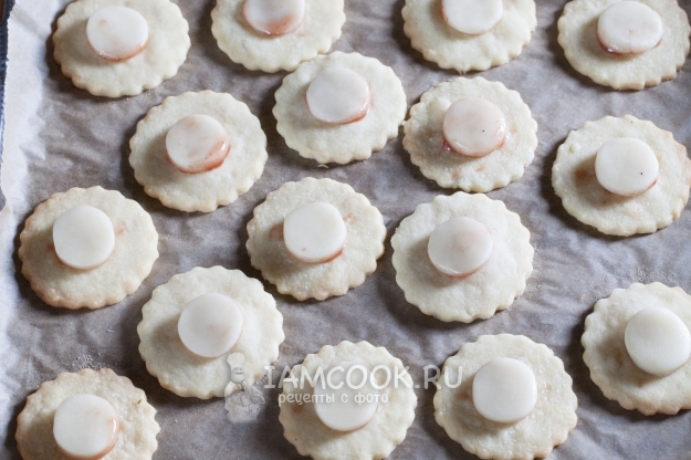 Положить на печенье мармелад и марципан