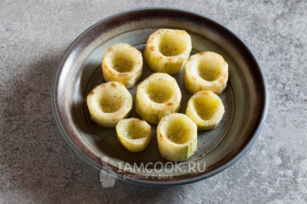 Посыпать огурцы перцем и солью