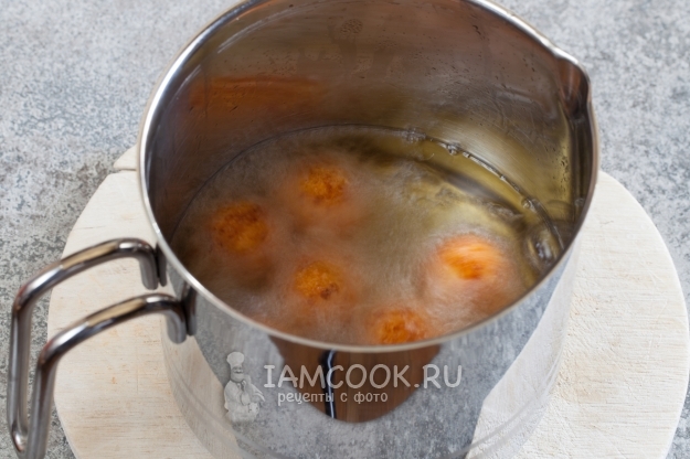Пожарить шарики из теста во фритюре