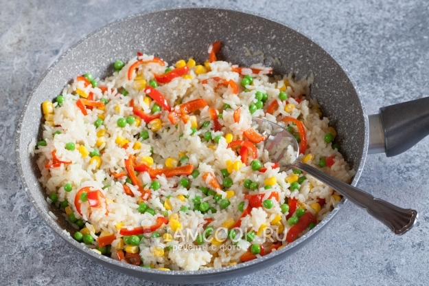 Добавить рис, горошек и кукурузу